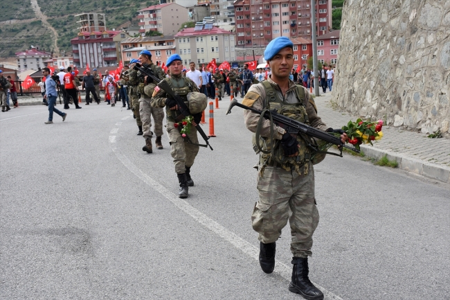 Gümüşhaneliler Mehmetçiği bağrına bastı